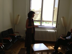 Marie-Frédérique présente la recherche menée dans la salle d'expérimentation clinique lors de l'inauguration de la plateforme